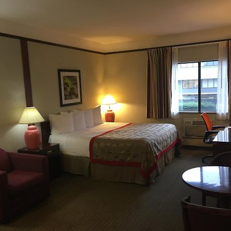 Hotel Ramada By Wyndham Portland Airport Exterior foto