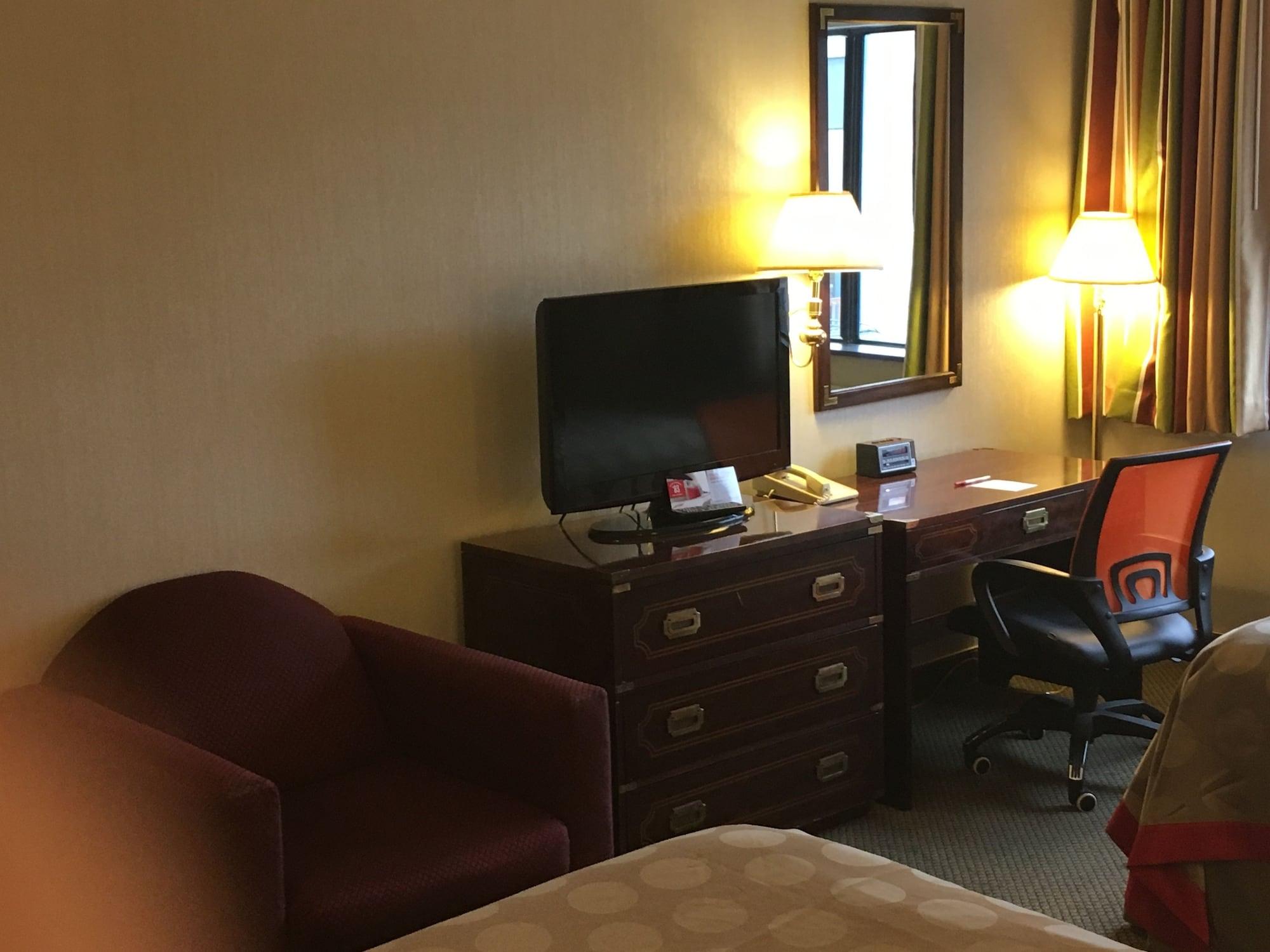 Hotel Ramada By Wyndham Portland Airport Exterior foto