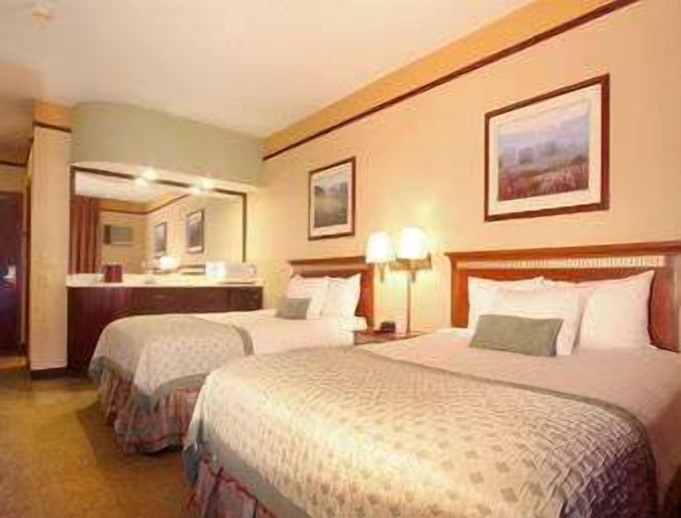 Hotel Ramada By Wyndham Portland Airport Exterior foto
