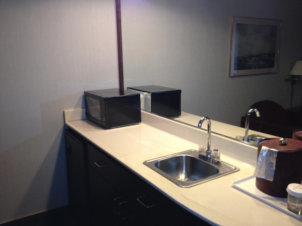 Hotel Ramada By Wyndham Portland Airport Exterior foto