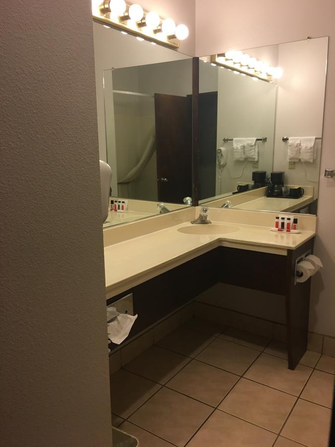 Hotel Ramada By Wyndham Portland Airport Exterior foto