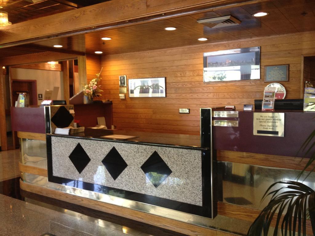 Hotel Ramada By Wyndham Portland Airport Exterior foto